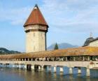Деревянные и крытый мост Капелльбрюкке (Часовня мост) и башня Wasserturm в Люцерне, Швейцария